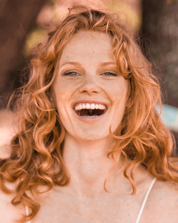 Vrouwelijk model met rood haar tina g.