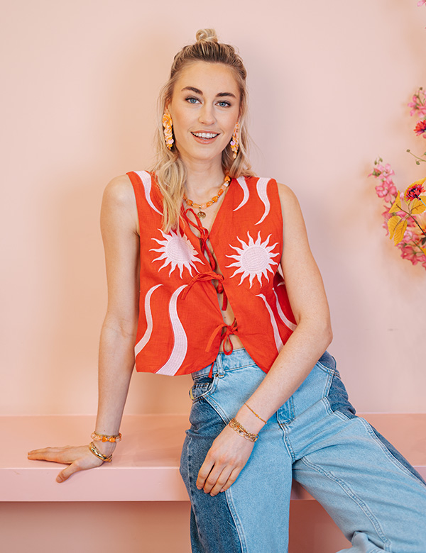vrouwelijk model met blond haar Aminata.