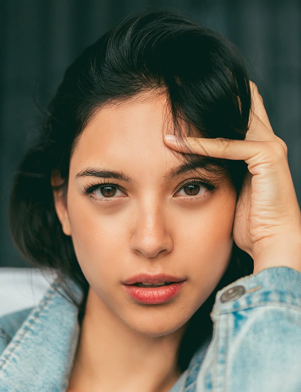 Vrouwelijk model met zwart haar en bruine ogen Claudia O.