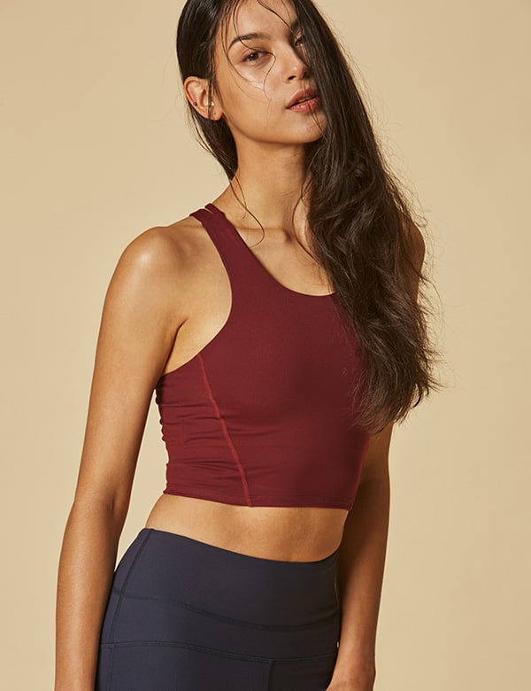 Vrouwelijk model met zwart haar en bruine ogen Claudia O.