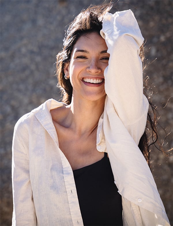 Vrouwelijk model met donker haar Claudia O