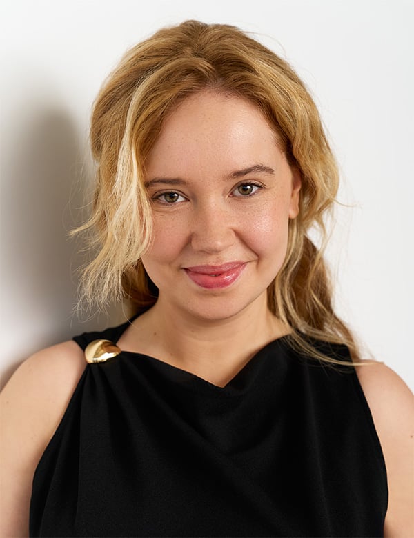 Vrouwelijk model met blond haar Estelle