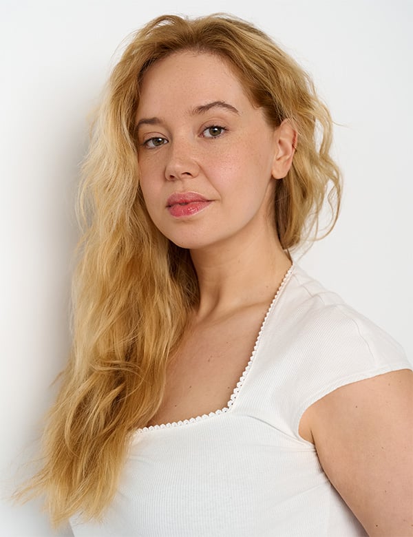 Vrouwelijk model met blond haar Estelle