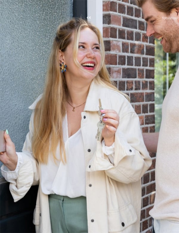 Vrouwelijk model met blond haar Estelle