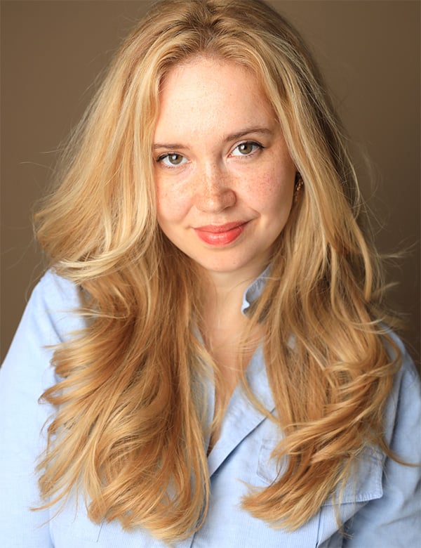 Vrouwelijk model met blond haar Estelle