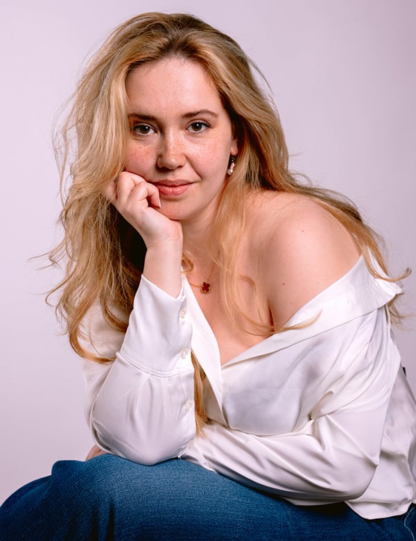 Vrouwelijk model met blond haar Estelle L.