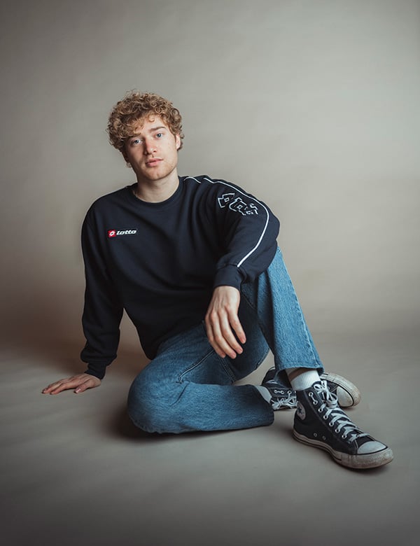 Mannelijk model met krullend haar Jaron