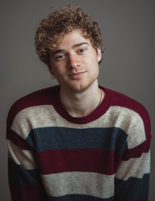 Mannelijk model met krullend haar Jaron