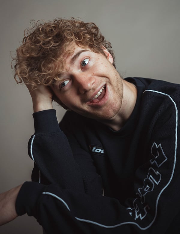 Mannelijk model met krullend haar Jaron