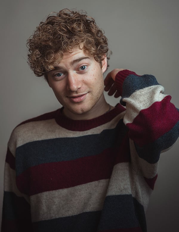 Mannelijk model met krullend haar Jaron