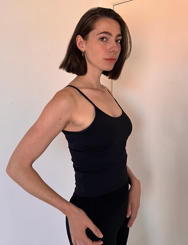 Vrouwelijk model met kort bruin haar Leonie B.