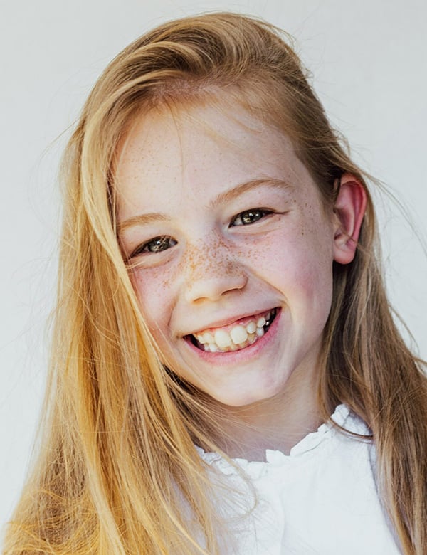 Kinderlijk model met blond/rossig haar en blauw-groene ogen lise s.