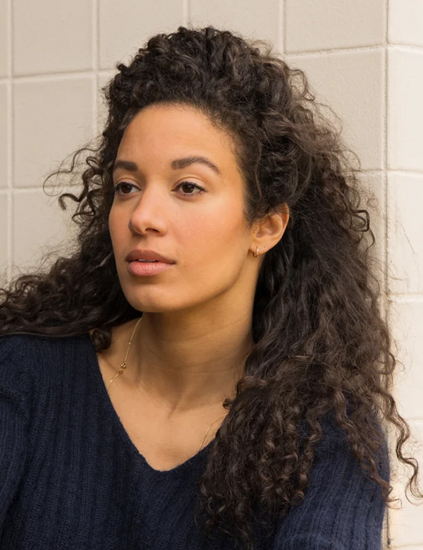Vrouwelijk model met donker haar Luisa