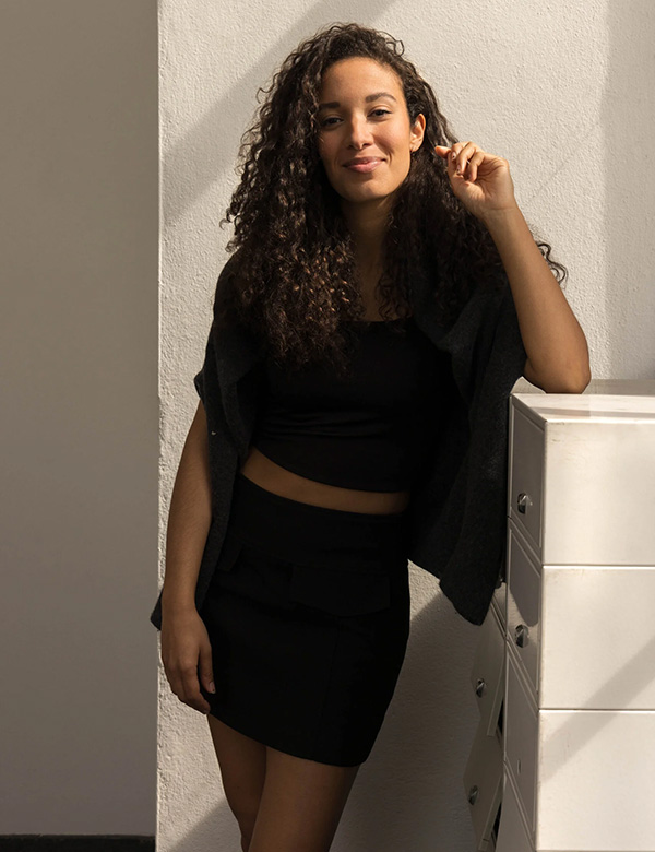 Vrouwelijk model met donker haar Luisa