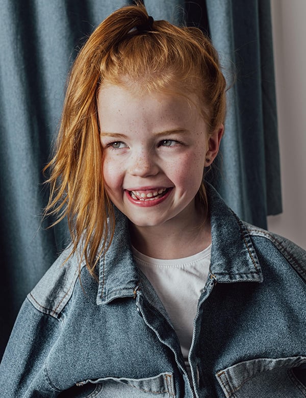 Kinderlijk met rossig haar en blauw-groene ogen Mirthe S.