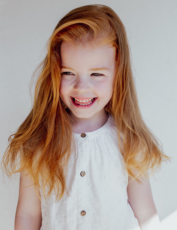 Kinderlijk model met rossig haar en blauw-groene ogen Mirthe S.
