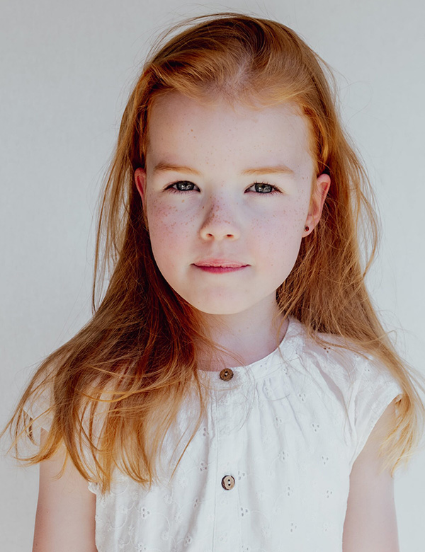 Kinderlijk model met rossig haar en blauw-groene ogen Mirthe S.
