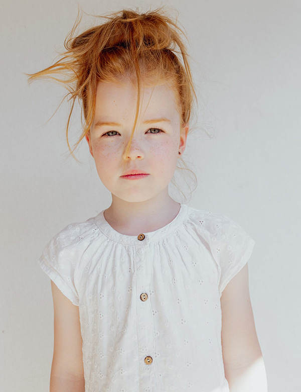 Kinderlijk model met rossig haar en blauw-groene ogen Mirthe S.
