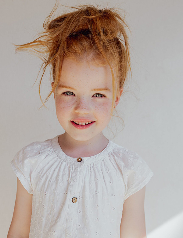 Kinderlijk model met rossig haar en blauw-groene ogen Mirthe S.