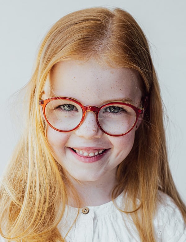 Kinderlijk model met rossig haar en blauw-groene ogen mirthe s.