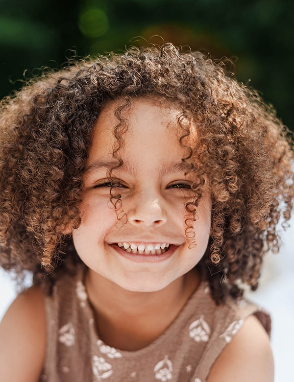 Kindermodel met donkerbruin haar nadine g.