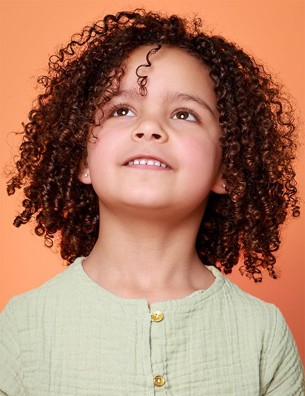 Kindermodel met donkerbruin haar Nadine Noor