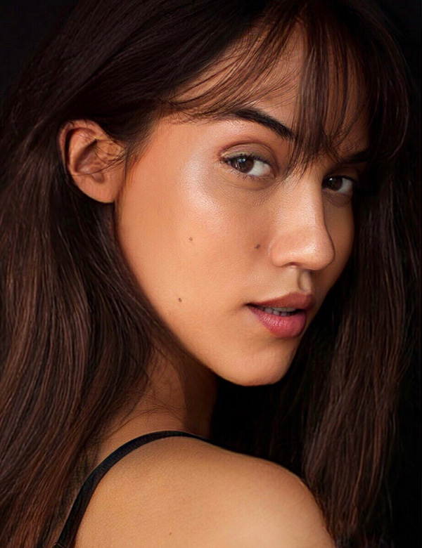 Vrouwelijk model met bruin haar en donkerbruine ogen Natália.