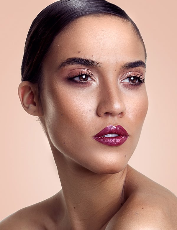Vrouwelijk model met bruin haar en donkerbruine ogen Natália.