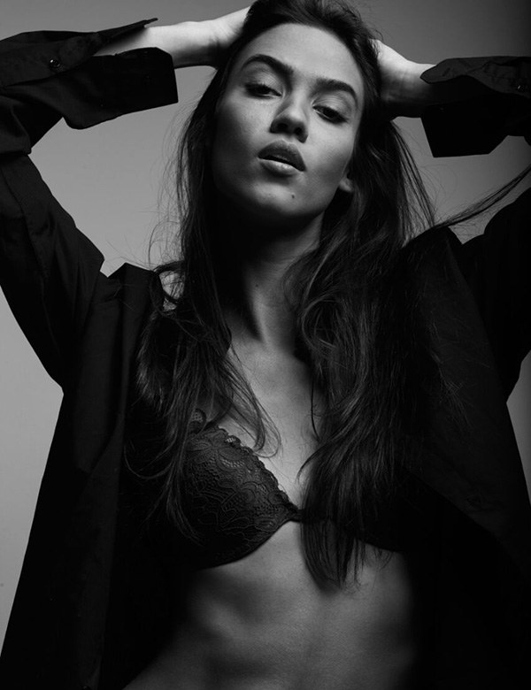Vrouwelijk model met bruin haar en donkerbruine ogen Natália.