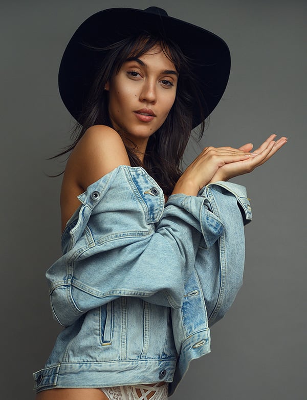 Vrouwelijk model met bruin haar en donkerbruine ogen Natália.