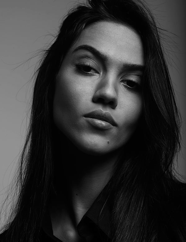 Vrouwelijk model met bruin haar en donkerbruine ogen Natália.