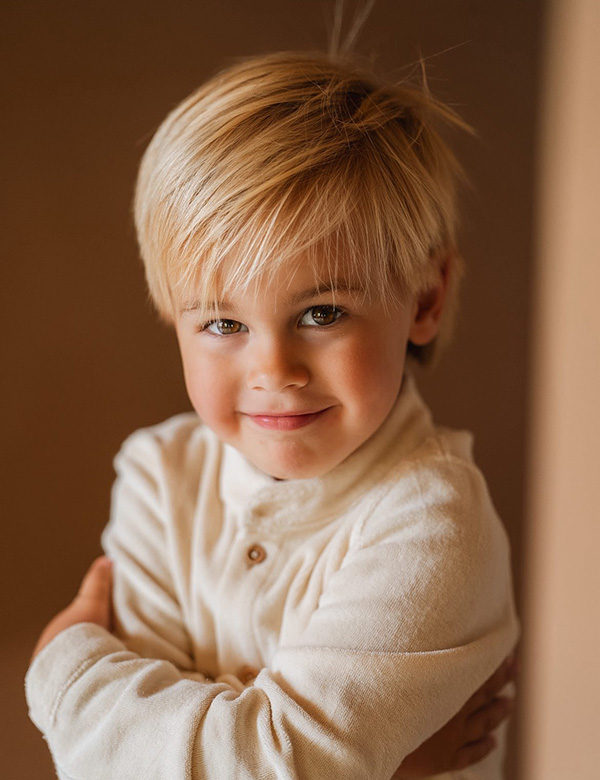 Kindermodel met kort blond haar Noah K.