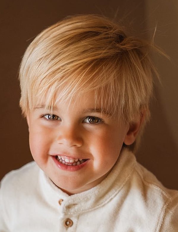 Kindermodel met kort blond haar noah k.