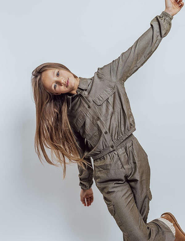 meisjes kindermodel met lang donkerblond haar