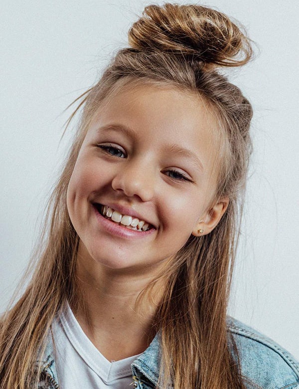 Meisjes kindermodel met lang donkerblond haar