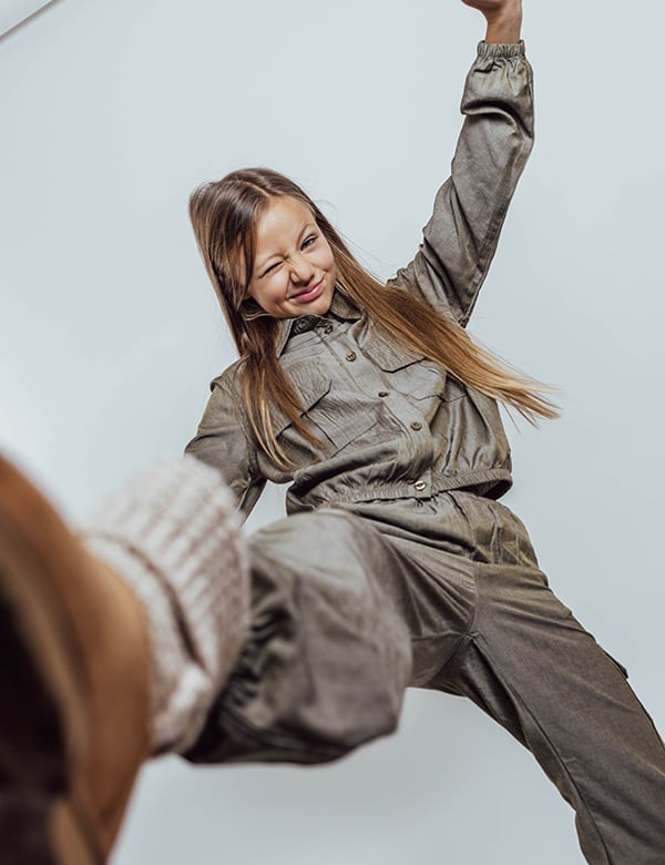 meisjes kindermodel met lang donkerblond haar