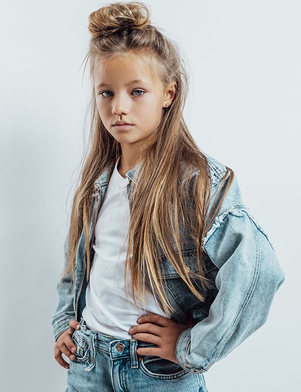 meisjes kindermodel met lang donkerblond haar