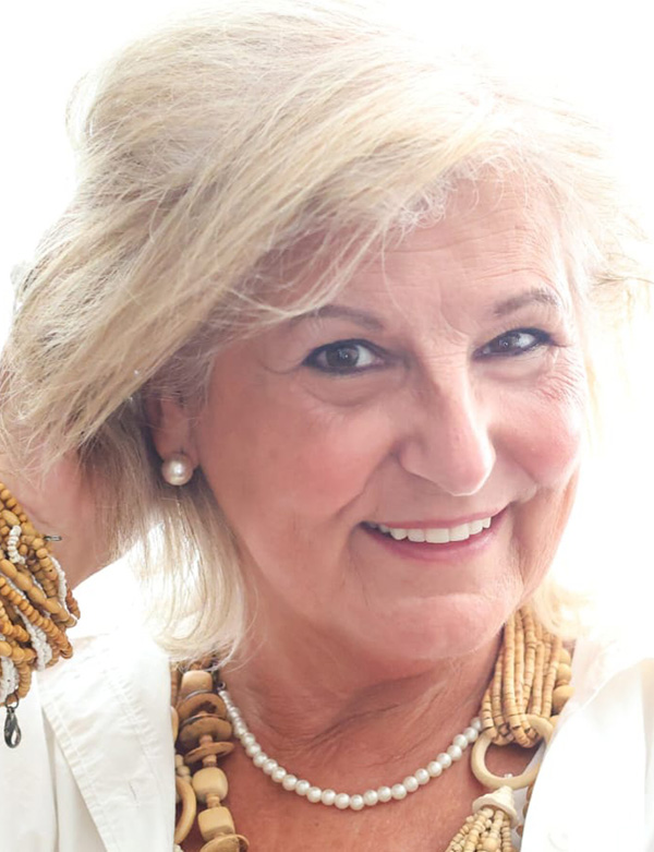 Vrouwelijk model met blond/grijs haar en bruine ogen Pauline.