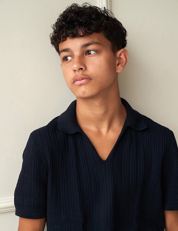 Kinderlijk model met zwart haar en donkerbruine ogen Romeijn.