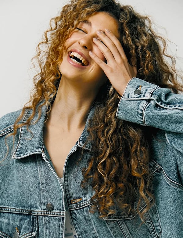 Vrouwelijk model met krullend haar Safiya