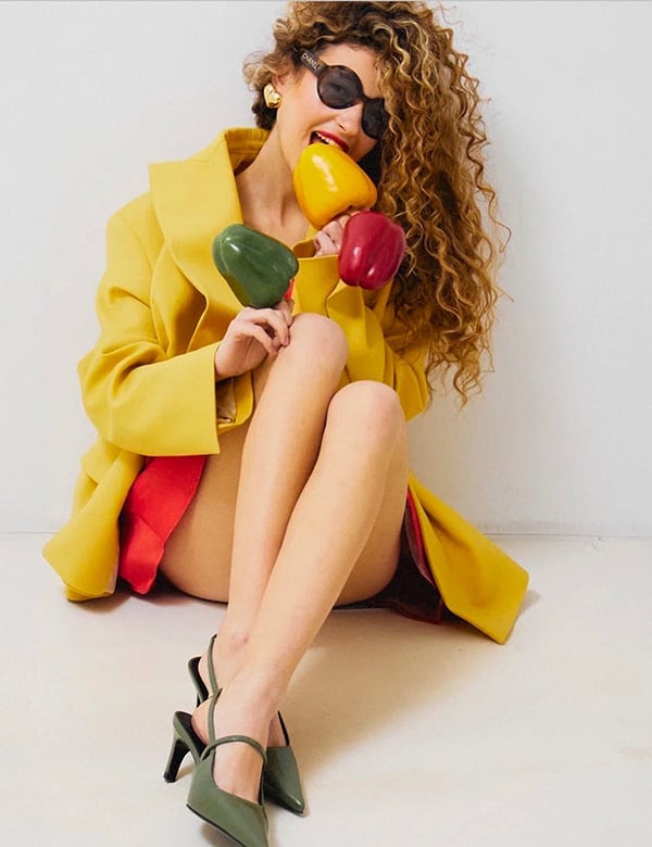 Vrouwelijk model met krullend haar Safiya
