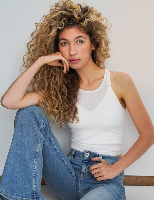 Vrouwelijk model met krullend haar Safiya