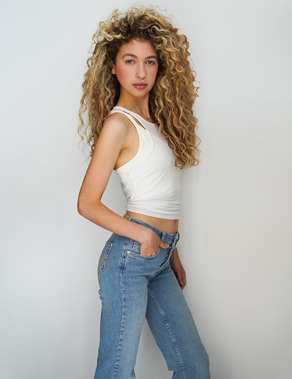 Vrouwelijk model met krullend haar Safiya