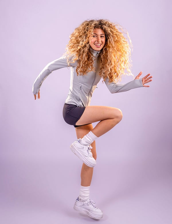 Vrouwelijk model met krullend haar Safiya