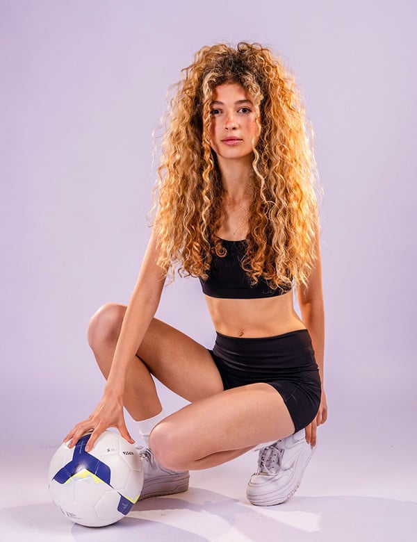 Vrouwelijk model met krullend haar Safiya