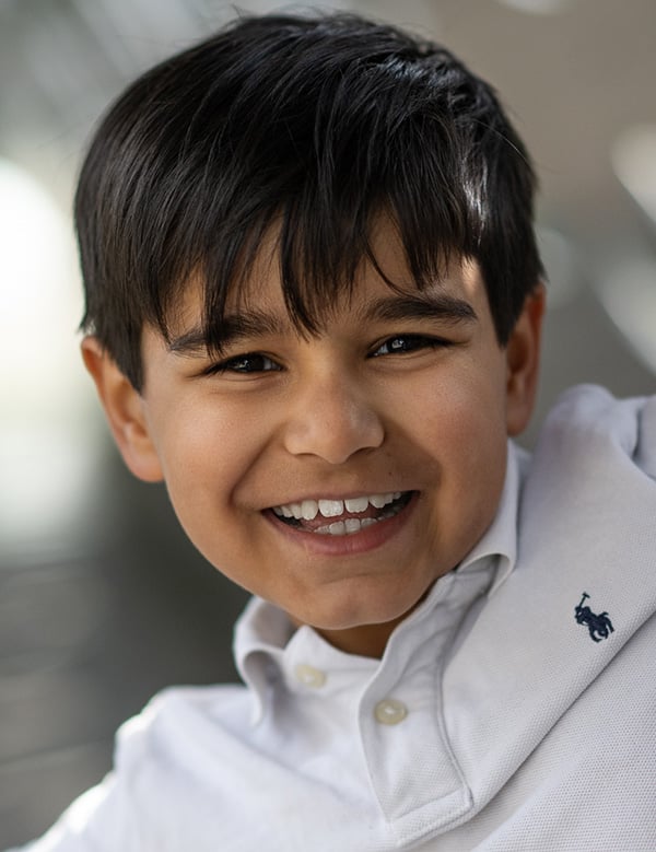 Jongens kindermodel met donker haar stan t.