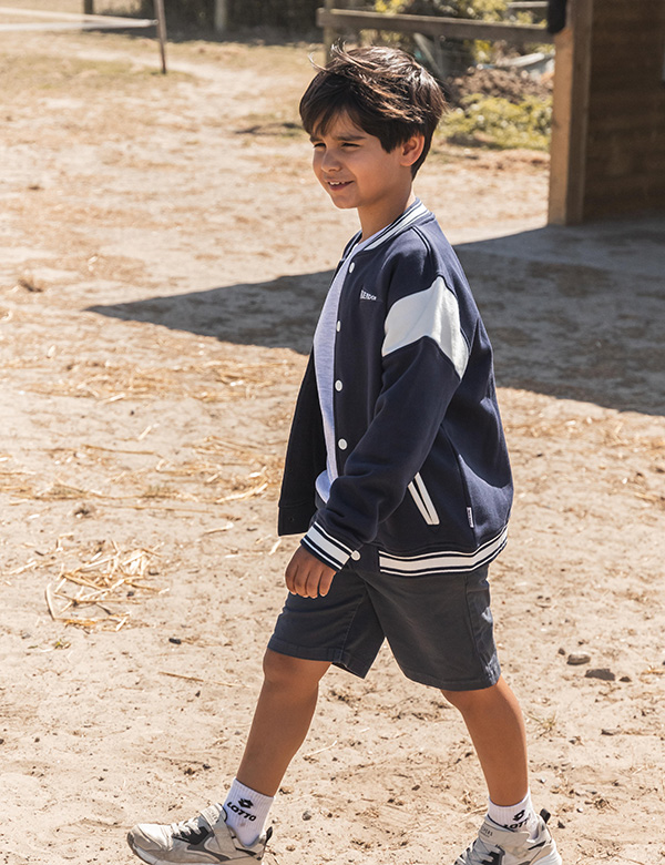 Kinderlijk model met bruin haar en bruine ogen Stan T.