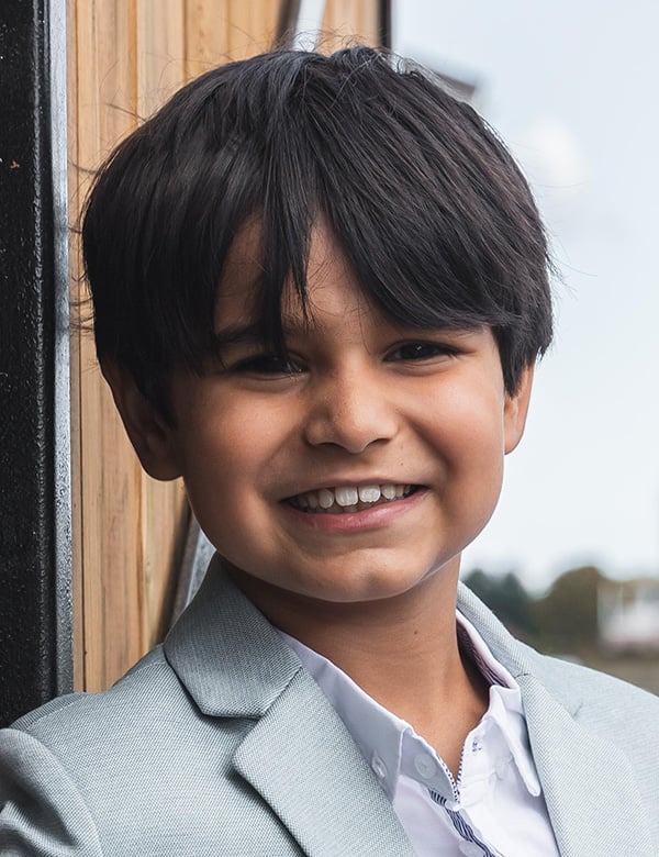 Kinderlijk model met bruin haar en bruine ogen stan t.