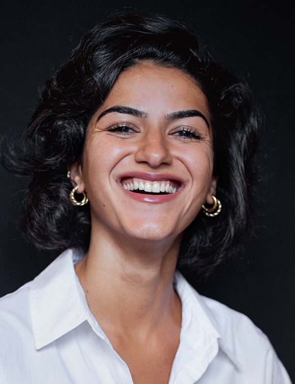 Vrouwelijk model met donker haar tugce