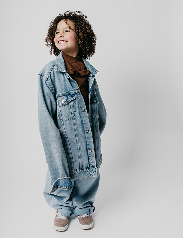 meisjes kindermodel met donkere krullen Nadine Noor